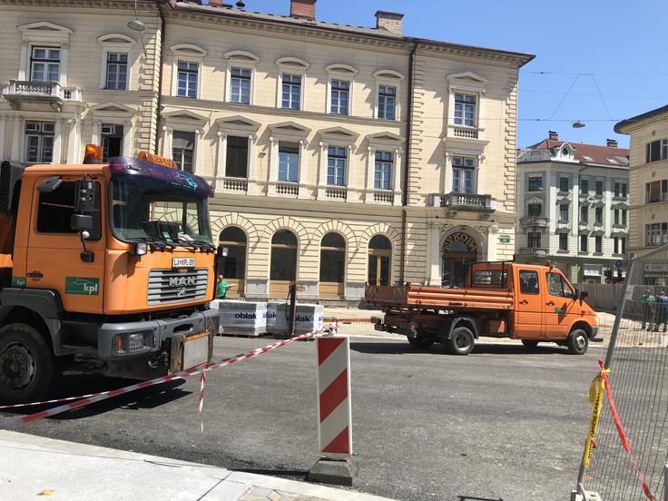 ... ki pa so jih zaradi rekonstrukcije ploščadi odstranili in jih bodo nadomestili s štirimi novimi. | Foto: Branka Grbin