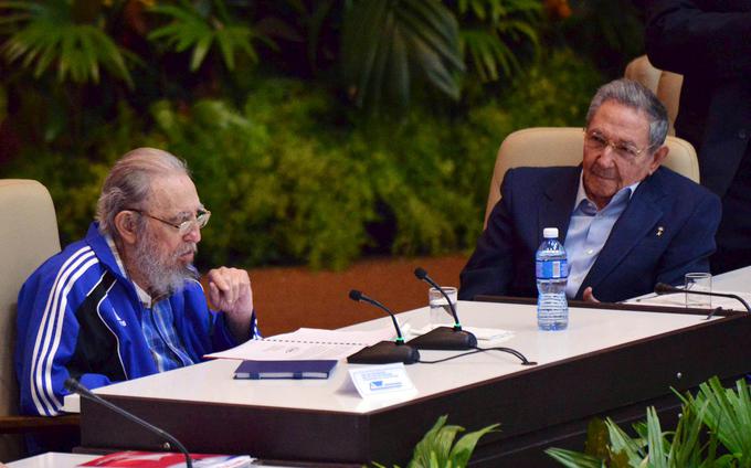 Fidel in Raul Castro (desno). Mlajši od obeh bratov je prevzel oblast leta 2006 in začel uvajati gospodarske reforme. A te se za zdaj niso izkazale za preveč uspešne. | Foto: Reuters