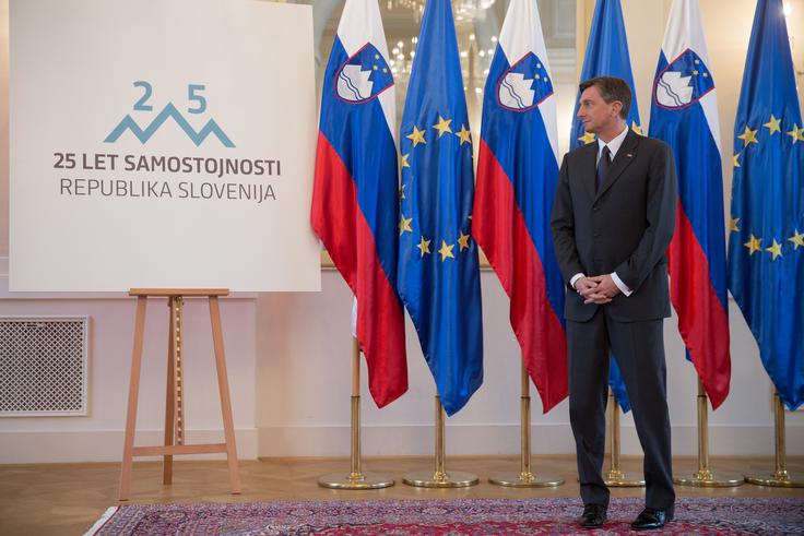 Kaj želite Sloveniji ob njeni 25-letnici? "Samozaupanja. Mislim, da smo premalo samozavestni. Slovenci smo popolnoma primerljivi z vsemi drugimi narodi, vendar smo si samo ob izjemnih zgodovinskih dogodkih pripravljeni priznati, da smo sposobni biti nosilci zgodovine." | Foto: Bor Slana