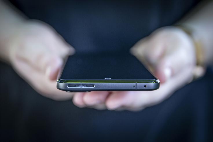 K umirjeni podobi pametnega telefona, vsaj pri črni različici, ki smo jo preizkusili, pripomore tudi to, da so se pri obliki odpovedali kakšnim potezam in lučkam, ki jih imajo nekatere mobilne naprave za igre. | Foto: Ana Kovač
