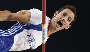 Lavillenie s palico prek 593 cm