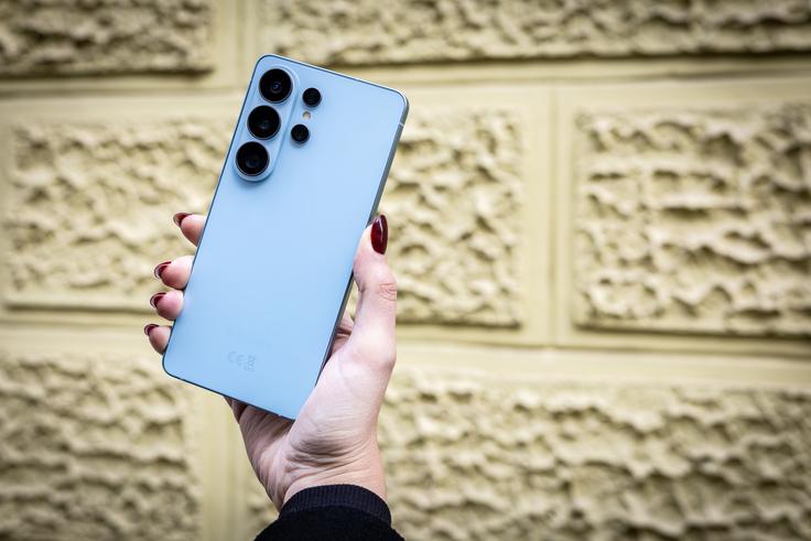 V primerjavi z lansko ultro ima Samsung Galaxy S26 Ultra malo bolj zaobljene vogale, je štiri grame lažji in za kakšno desetinko milimetra tanjši, ohišje pa ni več iz titana. | Foto: Gaja Hanuna