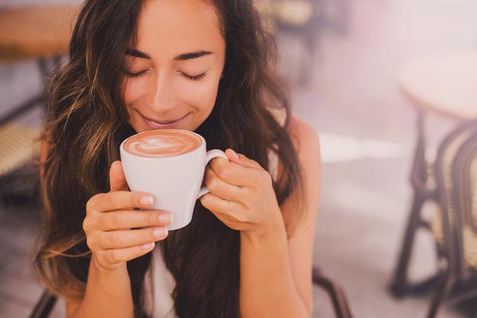 Za slabo polovico je uživanje kave trenutek, ko so najraje sami, za dobro polovico pa je druženje s prijatelji obvezen priboljšek ob kavnih skodelicah. | Foto: Getty Images