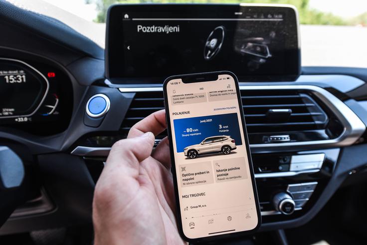 BMW je stopil na pot Tesle in z iX3 razvil tudi namensko aplikacijo. Preizkusili smo jo tudi sami in poudarjamo, da gre za pomemben del tega avtomobila, ki močno olajša pregled nad napolnjenostjo, polnilnimi časi in navsezadnje tudi samimi stroški. | Foto: Gašper Pirman