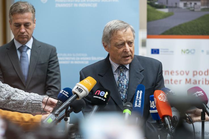 Položitev temeljnega kamna za podatkovni center, v katerem bo tudi superračunalnik. | Foto: STA