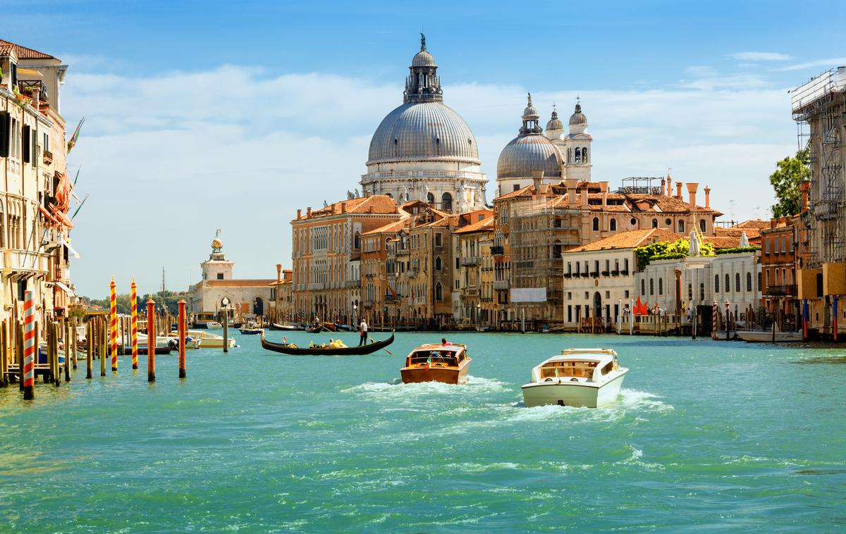 Benetke | Julija je Organizacija Združenih narodov za izobraževanje, znanost in kulturo (Unesco) opozorila, da Benetkam zaradi več razlogov – od množičnega turizma do podnebnih sprememb – grozi nepopravljiva škoda, in priporočila uvrstitev mesta na seznam ogrožene kulturne dediščine. Dokončno odločitev bodo sprejeli še ta mesec. | Foto Shutterstock