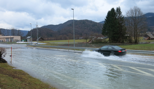 Močno sneženje povzroča težave na primorski avtocesti