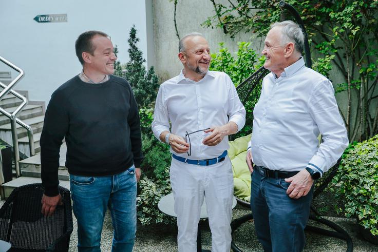 Oče in sin z dr. Zdenkom Trampušem: potem ko si je oče pred sedmimi leti v kliniki Ortoimplant DENTAL SPA uredil nove zobe, se je za enako pot odločil tudi njegov sin. Zgodba lepo pokaže, kako pomembni sta zaupanje in dolgoročna izkušnja pri odločitvah za zdravljenje. | Foto: ORTOIMPLANT DENTAL SPA