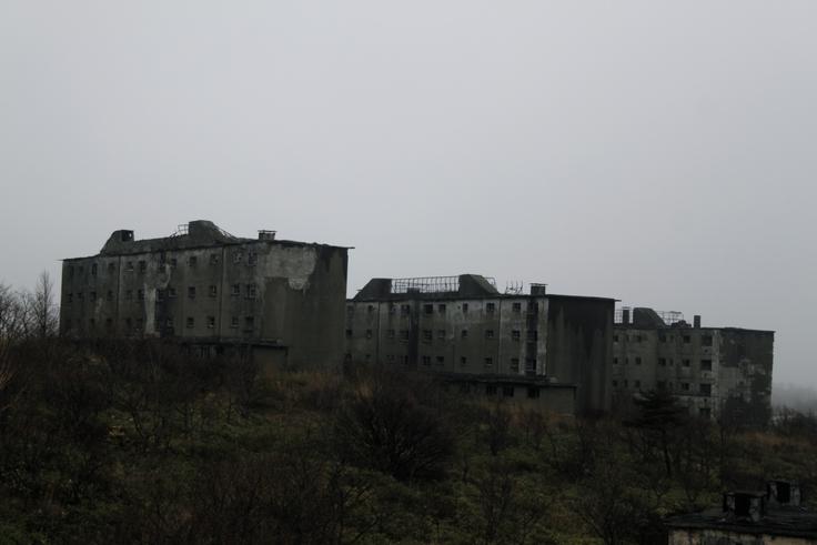 Nekoč je bil to največji rudnik žvepla na Daljnem vzhodu. V sedemdesetih letih prejšnjega stoletja so ga zaprli, bližnje rudarsko naselje je od takrat zapuščeno. Zakaj se tam ne želite znajti? Zato, ker je rudarsko naselje venomer zavito v gosto meglo. Tako gosto, da ga pogosto sploh ni mogoče najti. | Foto: 