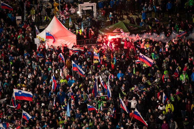 Na Ljubnem se je zbralo pet tisoč gledalcev. | Foto: Blaž Weindorfer/Sportida