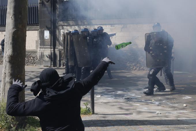 V Parizu je več sto policistov skušalo nadzorovati več deset tisoč protestnikov.  | Foto: Reuters