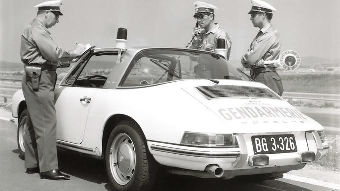 Avstrijski policisti s porschejem pred več 10 leti. | Foto: Porsche