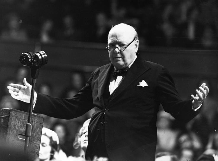 Churchill je bil zelo zajedljiv govornik. Tako naj bi prvi poslanki v britanskem parlamentu Nancy Astor, ki naj bi mu dejala, da bi mu zastrupila kavo, če bi bila njegova žena, Churchill odvrnil: "Nancy, če bi bil jaz vaš mož, bi jo spil." A kot ugotavlja v svoji knjigi The Churchill factor zdajšnji britanski zunanji minister Boris Johnson, tega pogovora nikoli ni bilo. Šala s kavo se je namreč prvič pojavila leta 1900 v ameriškem časopisu Chicago Tribune. | Foto: Getty Images