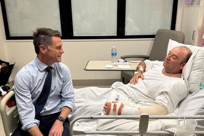 Ahmed Al Ahmed, Chris Minns | Premier avstralske zvezne države Novi Južni Wales Chris Minns je objavil fotografijo srečanja in zapisal: "Ahmed je junak dneva. Sinoči je s svojim neverjetnim pogumom nedvomno rešil nešteto življenj, ko je razorožil terorista, pri čemer je sam ogromno tvegal. V čast mi je bilo preživeti čas z njim." | Foto Reuters