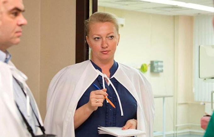 Nenavadna nesreča se je po poročanju ruskih medijev eni vodilnih zdravnic v Krasnojarsku pripetila med telefonskim pogovorom z lokalno izpostavo ruskega ministrstva za zdravje. To je želelo v bolnišnico, ki jo vodi Elena Nepomnjaščaja, prepeljati 80 bolnikov s covid-19, boleznijo, ki jo povzroča novi koronavirus. 47-letna zdravnica se je temu uprla. V bolnišnici je po njenem mnenju močno primanjkovalo zaščitne opreme za zdravnike in medicinske sestre, ki delajo z okuženimi bolniki. 

 | Foto: vestnick.icdc