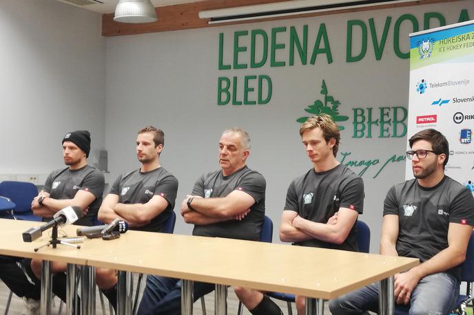 Risi | Slovenska hokejska reprezentanca se je zbrala na Bledu, kjer bo do srede opravila tri treninge, nato pa odpotovala v Latvijo, kjer jo na pripravljalnem turnirju ob gostiteljih čakajo še Francozi in Belorusi.