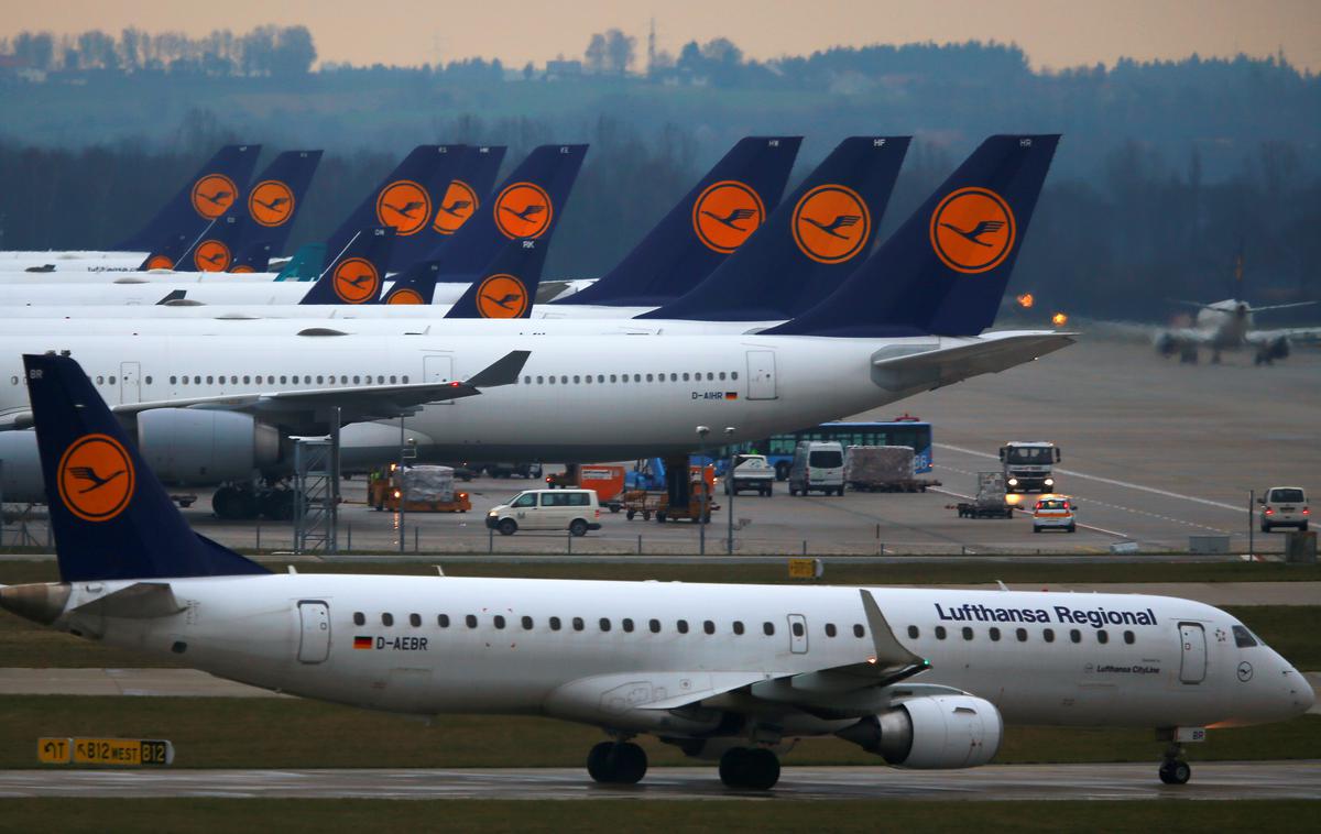 Lufthansa | Letalska industrija se letos spopada s pomanjkanjem kadra, saj so prevozniki v letih epidemije koronavirusa močno zmanjšali število zaposlenih. Teh pa zdaj, ko se je stanje glede koronavirusa približno stabiliziralo, ne morejo najti. | Foto Reuters