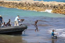 V brodolomu čolna blizu libijske obale pogrešajo sto migrantov