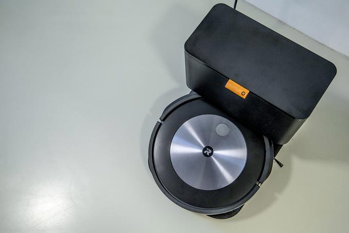 Plus v imenu robotskega sesalnika iRobot Roomba j7+ nakazuje, da ima njegova polnilna enota tudi prostor, kjer se samodejno zbira vse, kar "rumba" posesa. | Foto: Ana Kovač