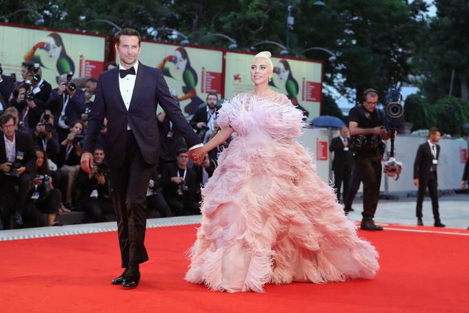 Film Zvezda je rojena je režiral Bradley Cooper, ki si je za glavno igralko zaželel prav Lady Gaga. | Foto: Getty Images
