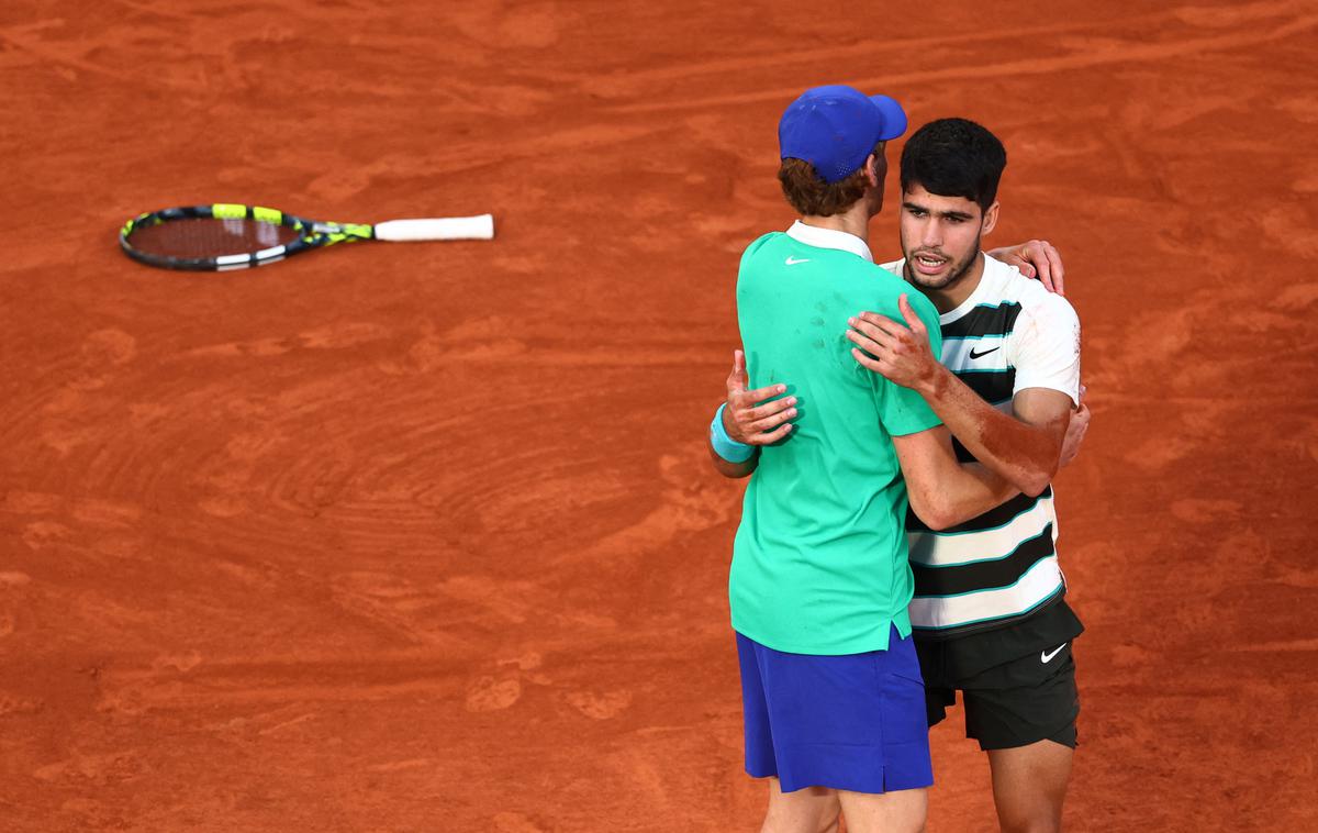Carlos Alcaraz, Jannik Sinner | Carlos Alcaraz in Jannik Sinner sta v nedeljo igrala pet ur in 29 minut. | Foto Reuters
