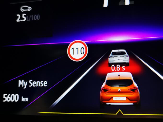 Digitalni merilniki prikazujejo tudi varnostno razdaljo do vozila pred nami. | Foto: Gregor Pavšič