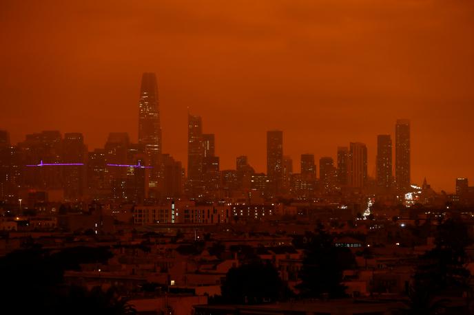 San Francisco | Kalifornija je ameriška zvezna država visokih davkov, ki v zadnjem času doživlja niz divjih požarov (na fotografiji oranžno nebo nad San Franciscom letos septembra, ko so se v gozdovih v bližini velemesta vneli požari). Za demokrate so ti znak podnebnih sprememb, za republikance posledica slabega upravljanja gozdov. Gospodarski motor Kalifornije je Silicijeva dolina, kjer pa visoki življenjski stroški tudi zelo dobro plačanim uslužbencem poberejo večino plače.  | Foto Reuters