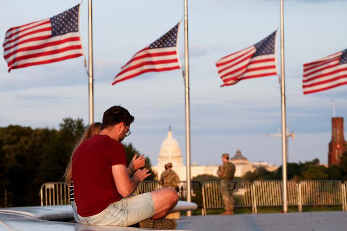 nacionalna garda, Washington | S ciljem zatiranja kriminala in v podporo izgonu nezakonitih priseljencev je Donald Trump nato v več ameriških mest, ki jih vodijo demokrati, poslal tudi nacionalno gardo, kar je sprožilo množične proteste. Med temi mesti je tudi prestolnica, ki ga zaradi tega toži. | Foto Reuters