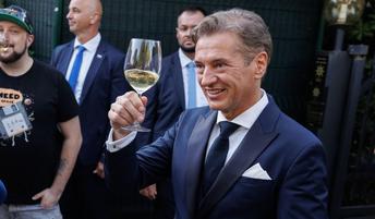 Glasbeniki na Golobovi poroki so morali podpisati pogodbo o molčečnosti