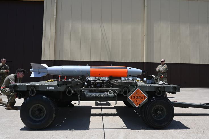 Rakete B61-12, ki jih je mogoče namestiti tako na letala F-16 kot novejše lovce F-35. | Foto: USAF