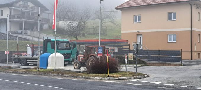 Kmetje in lastniki lesnih obratov bodo po gorivo odslej morali v 13 kilometrov oddaljene Žiri ali  12 kilometrov oddaljen Logatec.  | Foto: K. M.