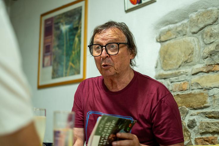 "Lep občutek je, ko ti kdo to pove. Še lepše pa je, ko vidiš, da te ni posnemal. Najslabše je, če nekdo poskuša postati novi Mef ali novi Predin. To nima nobenega smisla. Vsak mora najti svoj jezik, svoj način pisanja in svoj pogled na svet. Lahko se od nekoga naučiš obrti, ne moreš pa si sposoditi njegove osebnosti." | Foto: Liam Toni Šironjič