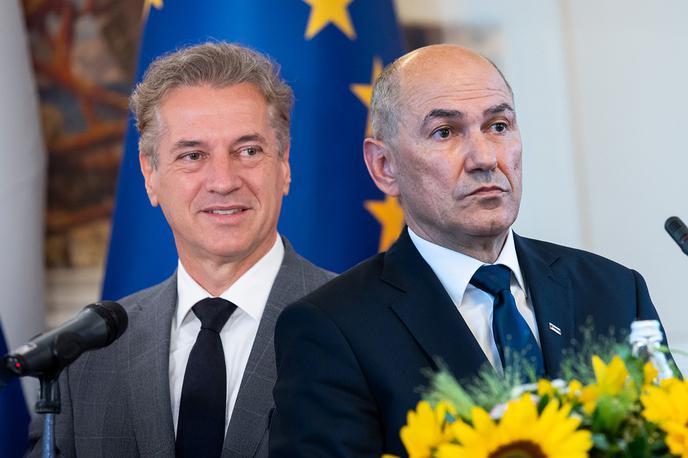 Robert Golob, Janez Janša | Podpora GS se je z 17,1 odstotka v maju povečala na 18,1 odstotka v juniju, medtem ko je SDS zabeležila manjši premik – s 25,1 na 25,3 odstotka. Razmerja med obema vodilnima strankama se tako postopoma približujejo, kar nakazuje nadaljevanje dinamike med političnima blokoma. | Foto STA