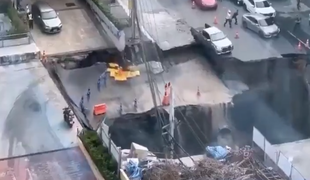 Šokanten posnetek: pred očmi se jim je vdrla cesta, nastala je 50 metrov globoka luknja #video