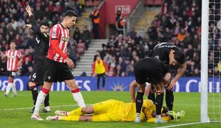 Lukasz Fabianski pri zavesti po hudem trku z Nathanom Woodom