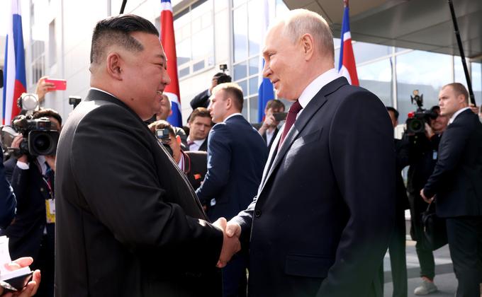 Ruski predsednik Vladimir Putin in severnokorejski voditelj Kim Džong Un sta se pred dnevi srečala v Vladivostoku. Poskuša Putin premagati Ukrajince s pomočjo osi Moskva-Pjongjang? | Foto: Guliverimage