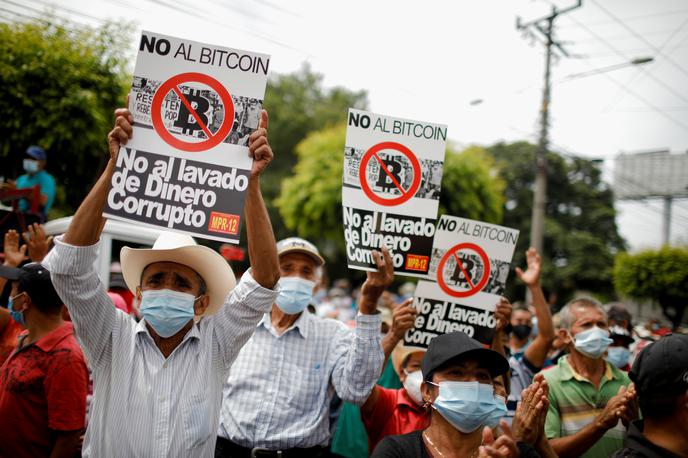 el Salvador | Več kot tisoč protestnikov se je zbralo pred zgradbo vrhovnega sodišča v prestolnici El Salvador in zahtevalo, da bitcoin prepovejo kot uradno plačilno sredstvo v državi. | Foto Reuters