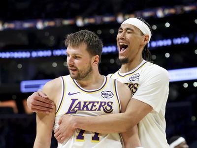 Luka Dončić z neverjetno trojko navdušil: "Kako?!" #video