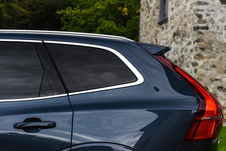 Zadnji žarometi LED ostajajo pokončni, vendar so zdaj podobni tistim iz modela V90. Prtljažni prostor ni med največjimi v segmentu, meri zadovoljivih 505 litrov. | Foto: Gašper Pirman