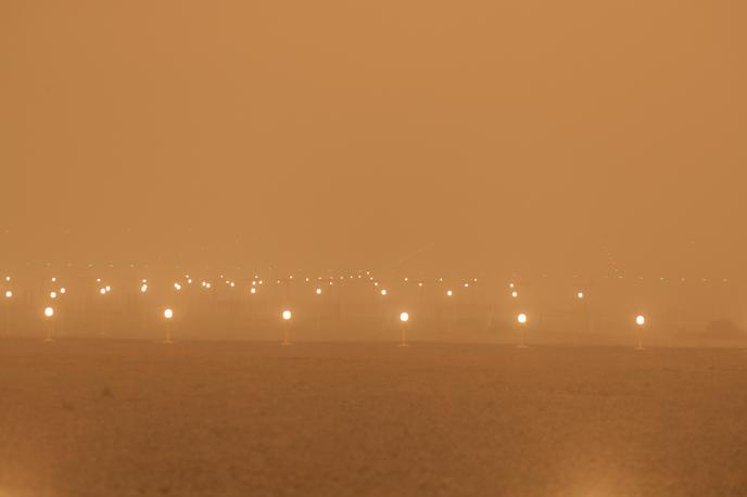 Puščavski pesek | Pesek ovira delovanje trajektov, letal in otežuje gašenje požarov na otoku Gran Canaria. | Foto Reuters