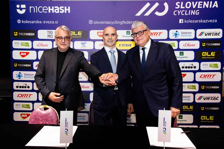 Predsednik Evropske kolesarske zveze (UEC) Enrico Della Cassa in predsednik Kolesarske zveze Slovenije Pavel Marđonović sta v ponedeljek pred Večerom zvezd v prisotnosti ministra za gospodarstvo, turizem in šport Matjaža Hana podpisala pogodbo o gostiteljstvu evropskega prvenstva v cestnem kolesarstvu v Sloveniji. | Foto: 