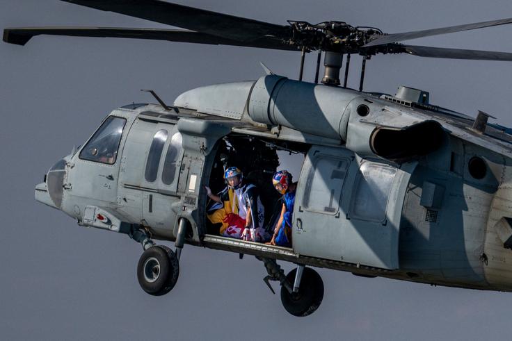 Fred Fugen in Dani Roman sta iz helikopterja skočila 1.200 metrov nad tlemi. | Foto: Red Bull Content Pool