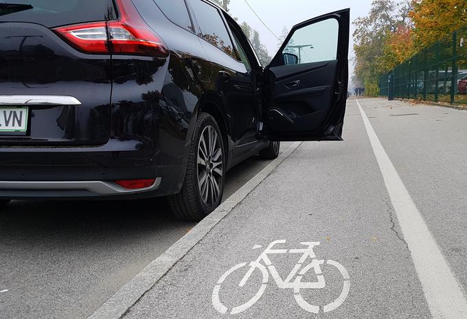 Nepreviden voznik lahko tako zapre pot kolesarju. | Foto: Gregor Pavšič