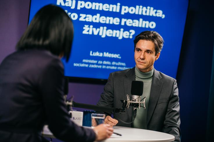 Mesec: "Videl sem veliko ljudi, ki jim v politiki zraste grba ali pa ki stopijo na funkcijo, pa dobijo višinsko bolezen, se jim zvrti in postanejo blazno arogantni. Tega se je treba na vsak način izogibati." | Foto: Jan Lukanović