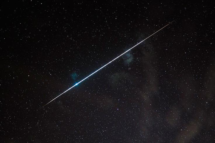Znanstvenika predpostavljata, da je bil meteor, ki je nad Papuo Novo Gvinejo zgorel 8. januarja 2014, počez velik le dober meter in da je najverjetneje razpadel v atmosferi, a da bi lahko delci medzvezdnega materiala vendarle končali v južnem Tihem oceanu.  | Foto: Thomas Hilmes/Wikimedia Commons