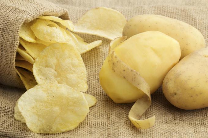 Krompirjeve olupke lahko s preprostim trikom ob dodatku limoninega soka in olivnega olja prelevimo v krompirjev čips. | Foto: 