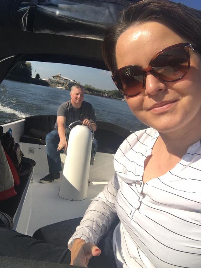 Karmen s partnerjem na najetem čolnu. "Tukaj je kar popularno najeti čoln za en dan in se voziti po jezerih in kanalih." | Foto: Osebni arhiv