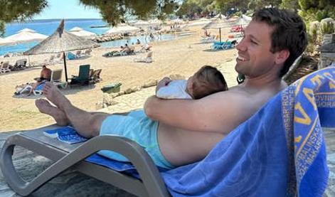 Sašo Avsenik na dopustu razkril sladko skrivnost: prišel je dojenček