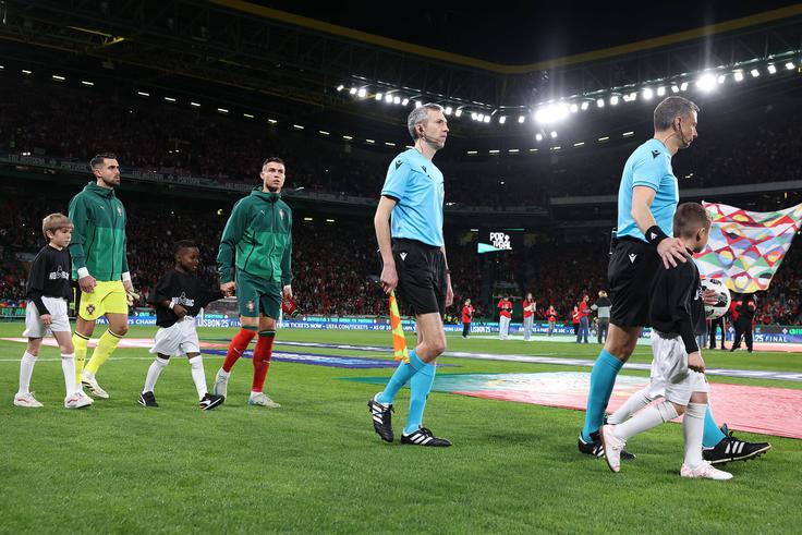 Slavko Vinčić je nazadnje sodil Cristianu Ronaldu in njegovim rojakom pred dobrima dvema mesecema na povratni četrtfinalni tekmi lige narodov v Lizboni, na kateri so Portugalci po podaljšku ugnali in izločili Dansko s 5:2. | Foto: Guliverimage