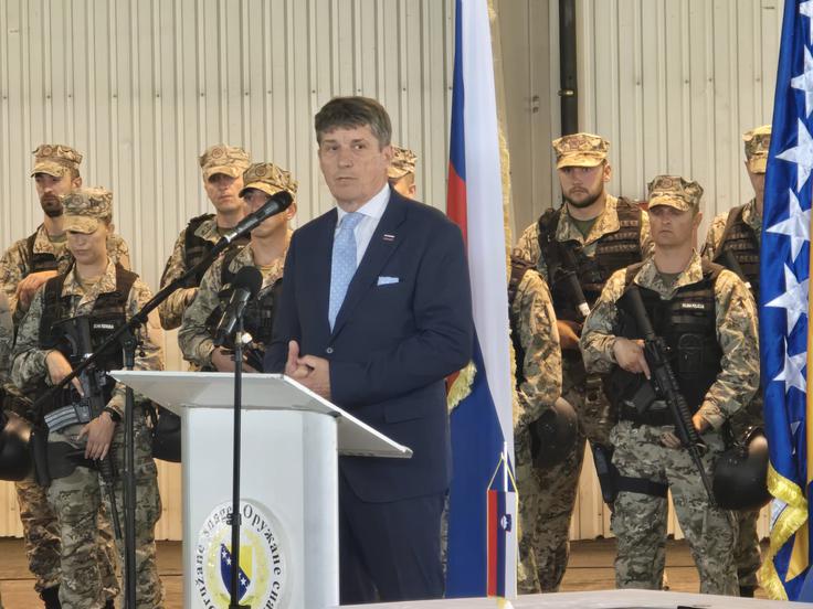 "Močna in stabilna BiH je ključna za varnost celotne regije," je ob predaji dejal Sajovic. | Foto: Arhiv MOD BiH